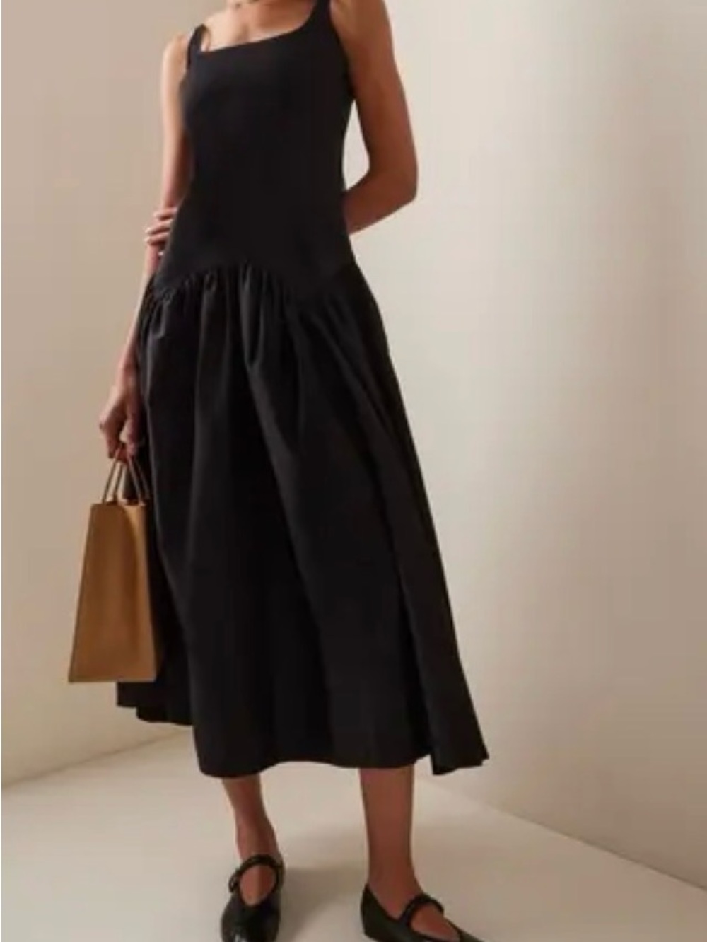 Elegant Black Maxi Dress with Scoop Neck and Adjustable Straps